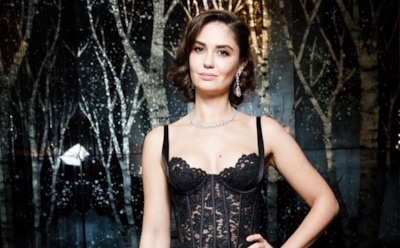 Агата Муцениеце приняла участие в модном показе в конюшне