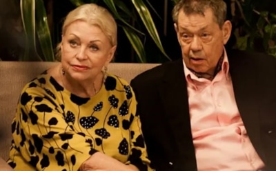 Вдова Караченцова покидает Россию после обвинений в отказе от маски