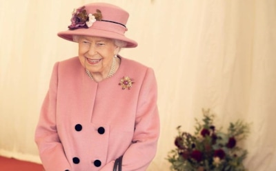 Для Елизаветы II придумали «антиковидные» перчатки