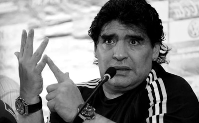 Полиция обыскивает подозреваемых в убийстве Марадоны – СМИ