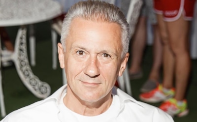 Олег Меньшиков вышел в свет с тростью