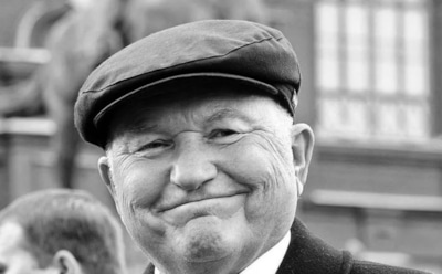 На доме Юрия Лужкова установили мемориальную доску