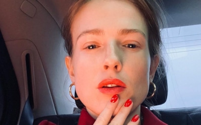 Гвозди вместо снега: жена Эрнста пострадала на сцене театра