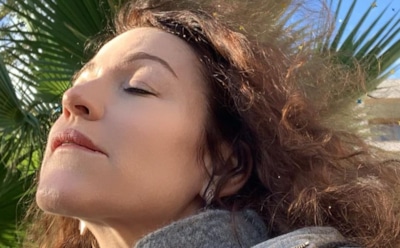 Заболевшую COVID-19 Алену Хмельницкую забрали в больницу