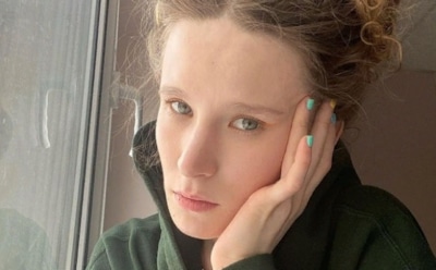 Монеточка показала округлившийся живот