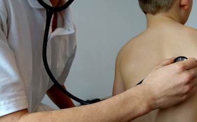 Названы три ложных симптома COVID-19