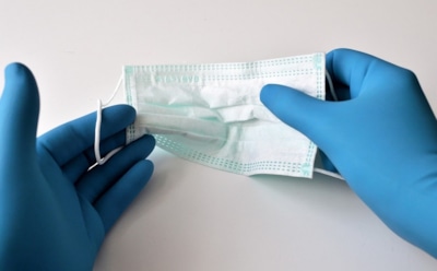 Назван возможный срок отмены масочного режима в РФ