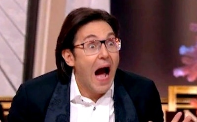 «Дама с бантиком»: Андрей Малахов ошеломил появлением в женской блузе