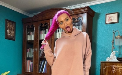 Блогерша с самыми большими скулами показала фото до пластики