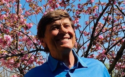 Певец Джанни Моранди попал в больницу после падения в костер