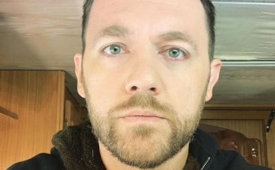 Актер Денис Шведов вспомнил о насилии со стороны отчима