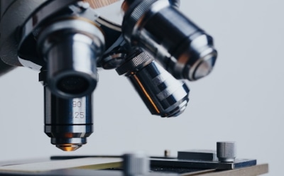 Врачи объяснили «эффект тифозной Мэри» после прививки от COVID-19