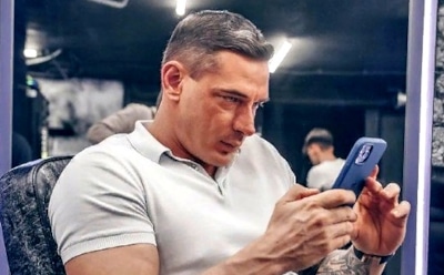 Муж Ксении Бородиной отбился от хулиганов и показал синяк