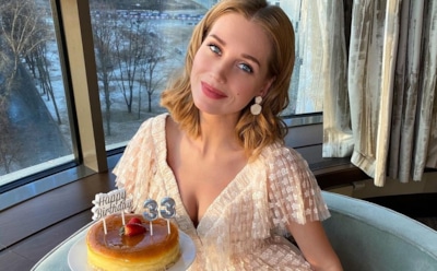 Асмус отметила 33-летие с Петровым и коллегами Харламова