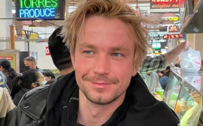 Александр Петров упал на красной дорожке на ММКФ-2021