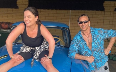 Тарзан написал портрет матери Королевой в «платье принцессы»