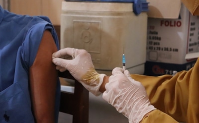 ВОЗ разрешила вакцинировать детей и подростков от коронавируса