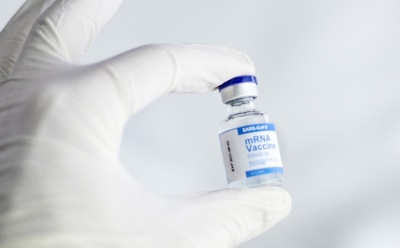 Иностранные вакцины от COVID-19 появятся в РФ через год – СМИ