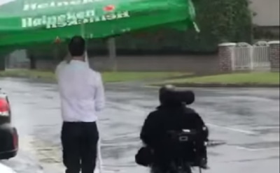 Бармен сопроводил клиента под дождем и покорил Сеть