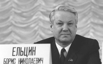 В Сети обсуждают фото Лужкова и Ельцина на фоне трусов