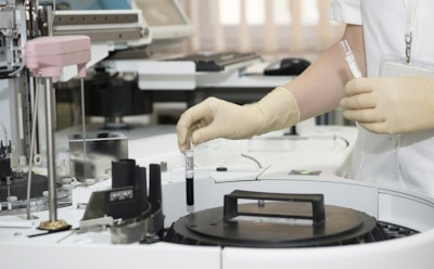 Первое лекарство от коронавируса «КОВИД-глобулин» проходит испытание