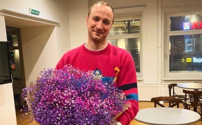 Актера Анурова избили букетом прямо на сцене театра