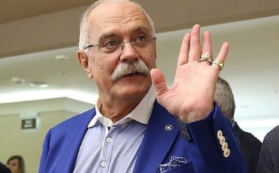 На спектакле с Михалковым на сцену рухнула декорация