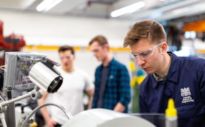 Самые интересные профессии: от хакеров до уличных актеров