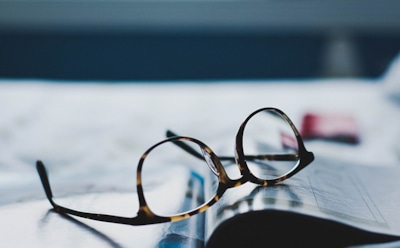 Первые очки в мире: изобретение и история эволюции