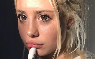 СК устроил проверку после поцелуя блогерш на фоне Вечного огня — СМИ