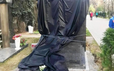 На могиле Жванецкого появился странный памятник