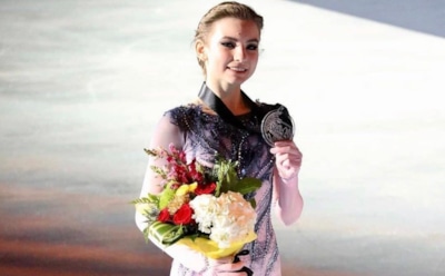 Фигуристку Усачеву унесли со льда после неудачного падения