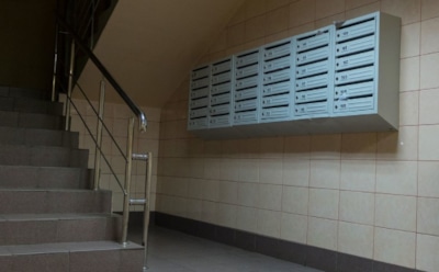 Россиянам напомнили о штрафах за мусорные пакеты в подъезде