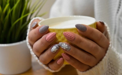 Идеи красивого новогоднего маникюра в 2022-м