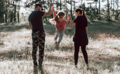 Семьям с детьми хотят выплачивать по 10 тысяч рублей в месяц