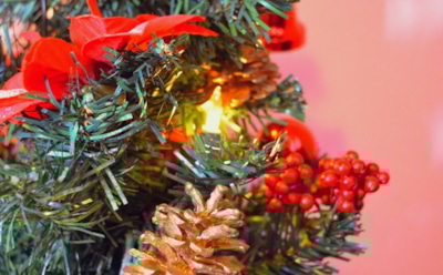 Врач рассказал, как защититься от аллергии из-за искусственной ели