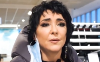 Лолита залезла в рентген-камеру для досмотра вещей в аэропорту