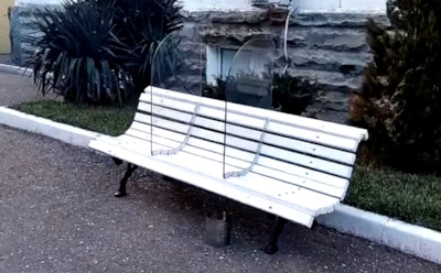 В Геленджике появились «антиковидные» скамейки