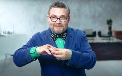 Александр Васильев объяснил, как правильно целовать женщине руку