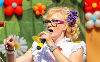 Экс-вокалистка «Миража» Разина сменила профессию и теперь роется в мусорках