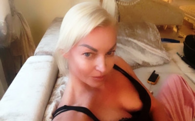 Волочкова впала в истерику перед зданием суда