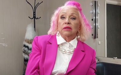 Вдова Караченцова не может купаться в море из-за травмы ноги