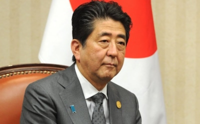 Экс-премьера Японии Синдзо Абэ после покушения пытаются спасти врачи