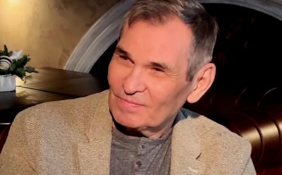 Бари Алибасов занялся продажей сувениров собственного изготовления