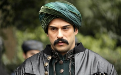 Визит в Россию, скандал на съемках и другие факты о турецком актере Бураке Озчивите