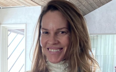 Хилари Суэнк готовится стать мамой двойни в 48 лет