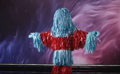 Загадочная Щетка: пытаемся раскрыть личность этого персонажа шоу «Маска. Танцы»