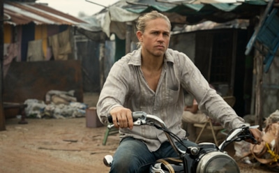 Экранизация, которую ждали почти 20 лет: интересные факты о сериале «Шантарам»