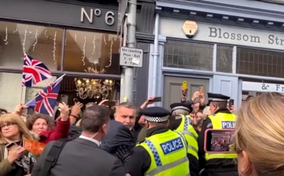 Британского короля Карла III и его жену забросали яйцами