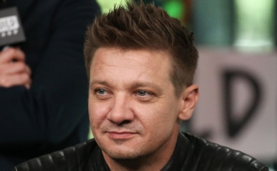 Джереми Реннер остается в инвалидной коляске после переломов